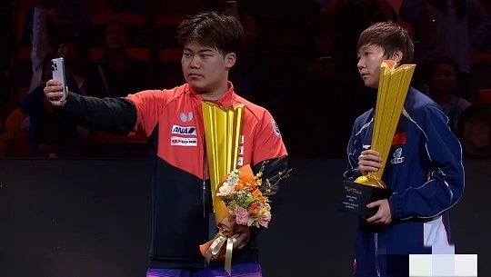 松岛辉空王曼昱长大了怎么不笑了回看早年同框，两个人都是笑得灿烂的少年。如今站上领