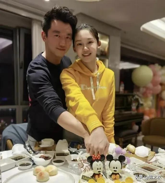 苗苗和郑恺有三个小孩，而且男方父母不带，再加上男方又经常在外面工作。

所以女方