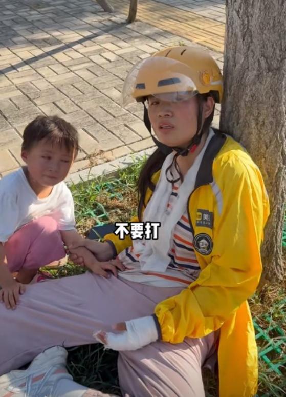 看哭了！亳州，母女送外卖骑车摔倒后靠在树干上休息，路过男子一看中暑了！拿起手机就