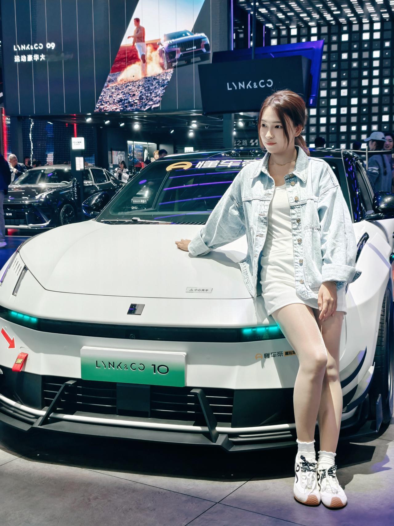 源自领克TCR赛车血脉，混动猛兽彻底觉醒！
宽体套件+大前铲+碳纤维尾翼，空气动