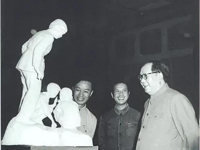 难得一见的照片——伟人的两个唯一一、唯一一张戴眼镜的照片；二、唯一一张持枪的照片