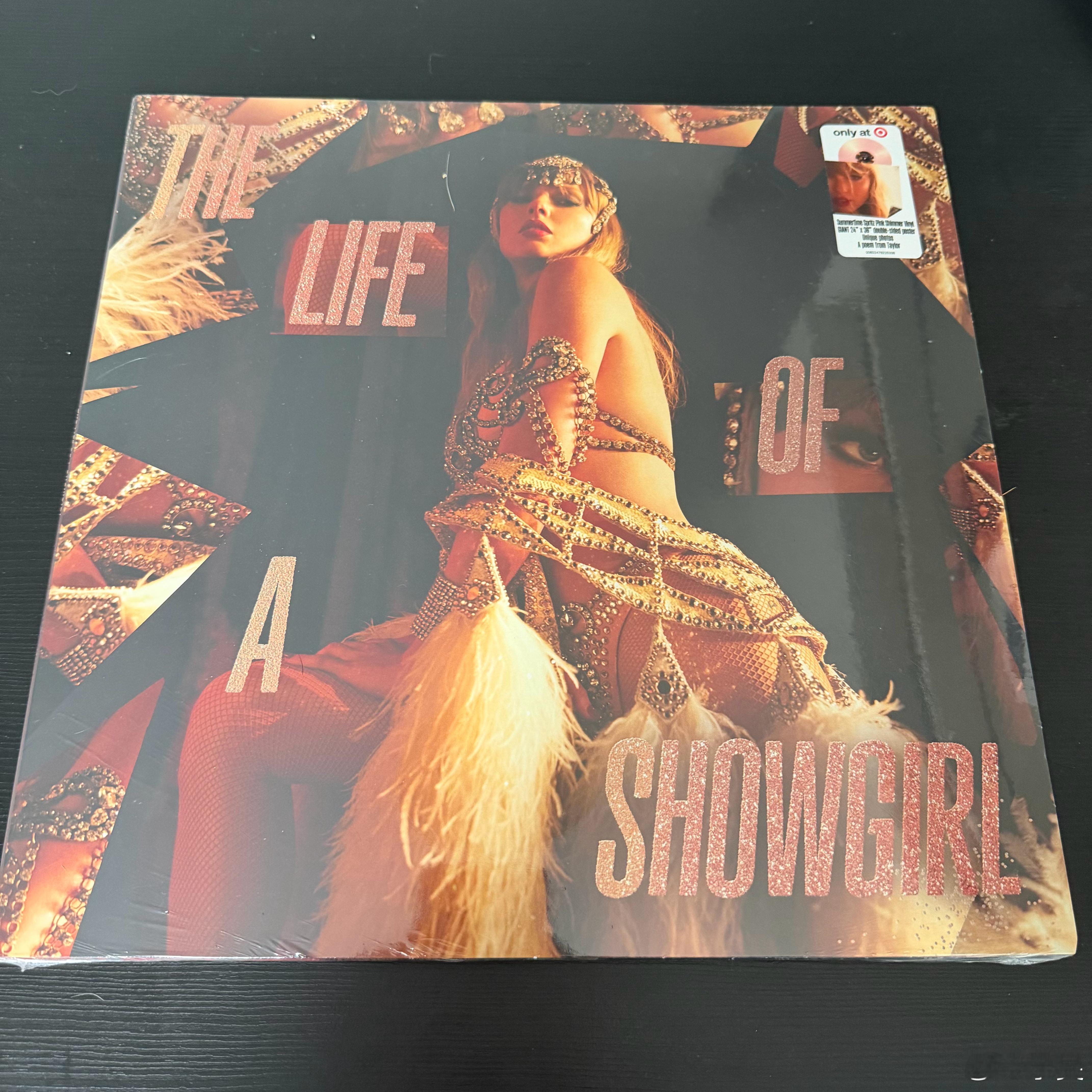 霉霉有毒啊，說這張造型不愛就不買了，結果為了不一樣的加曲買了四張，再加兩張膠，這