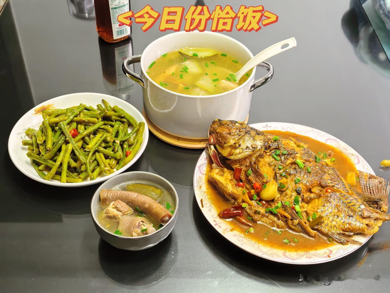 安庆腊猪尾巴的快乐谁懂啊！
冬天腌的腊尾巴就是为了留到夏天煲冬瓜的
切两块腊肉跟