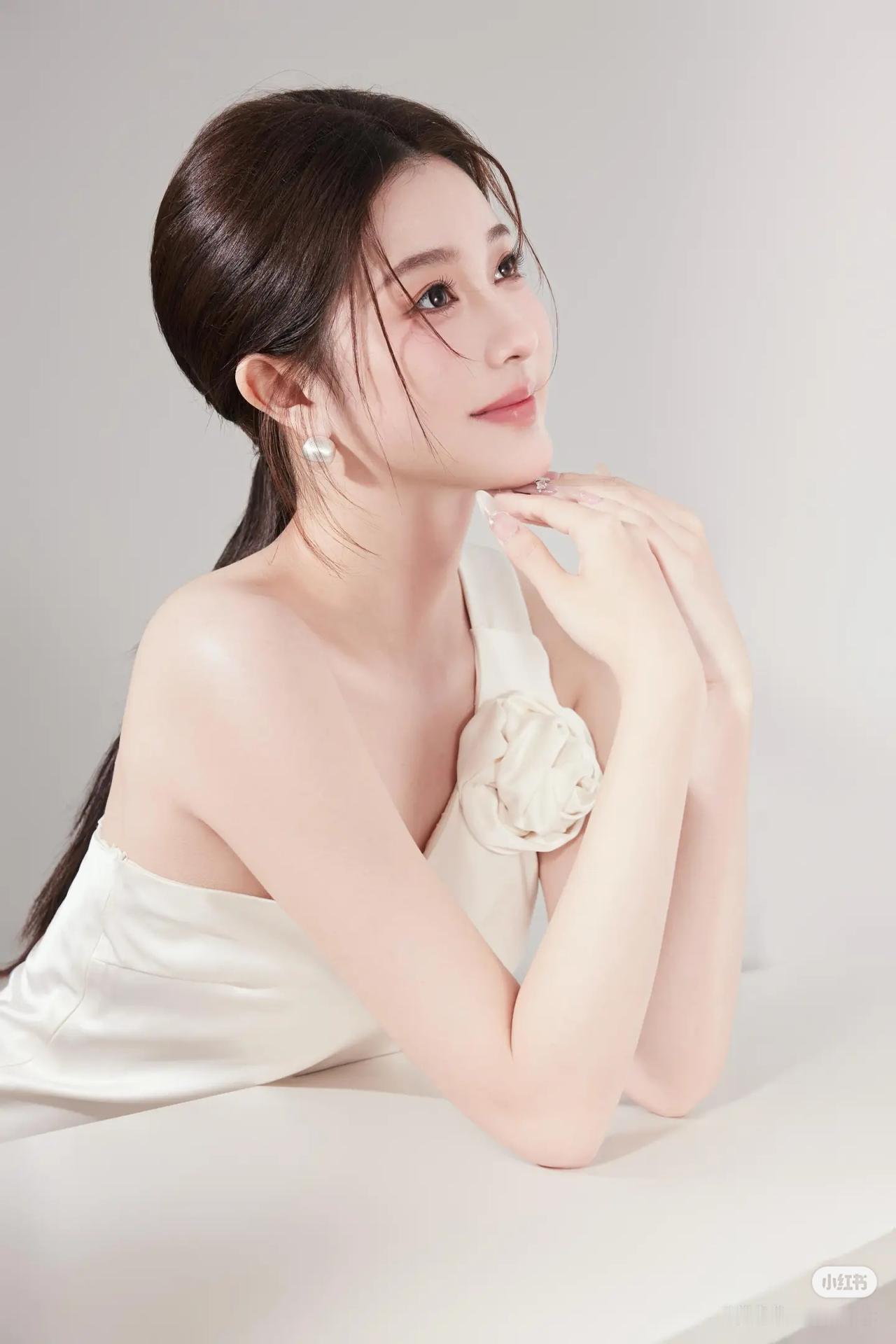 优雅与性感，你会怎么选美女穿搭写真