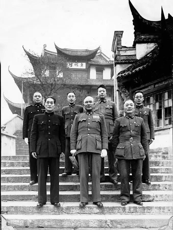 这是在哪处古建筑前的合影？看军装应该摄于解放战争时期！

照片中编者只认出了白崇