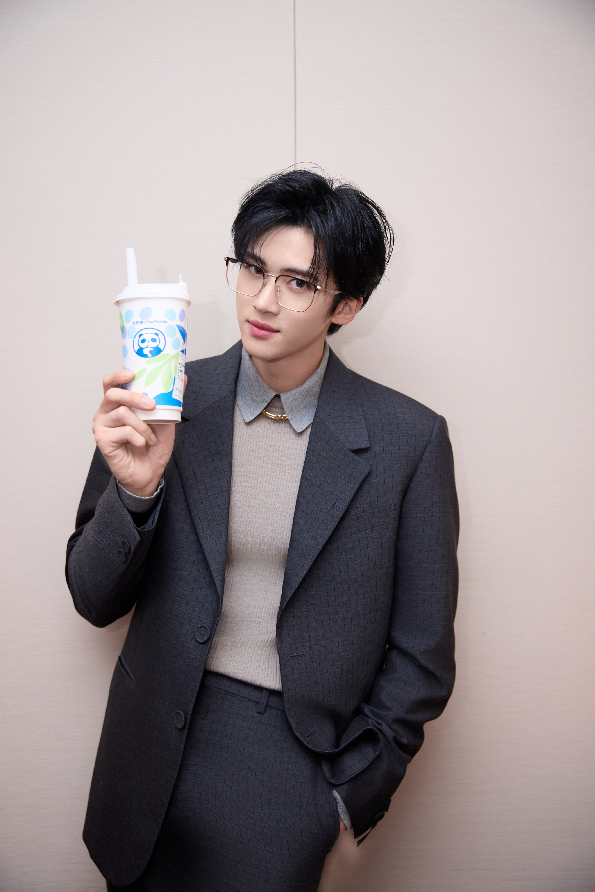 看惯了古装造型，这现代造型帅的我睁不开眼啊[好喜欢][好喜欢][好喜欢] ​​​