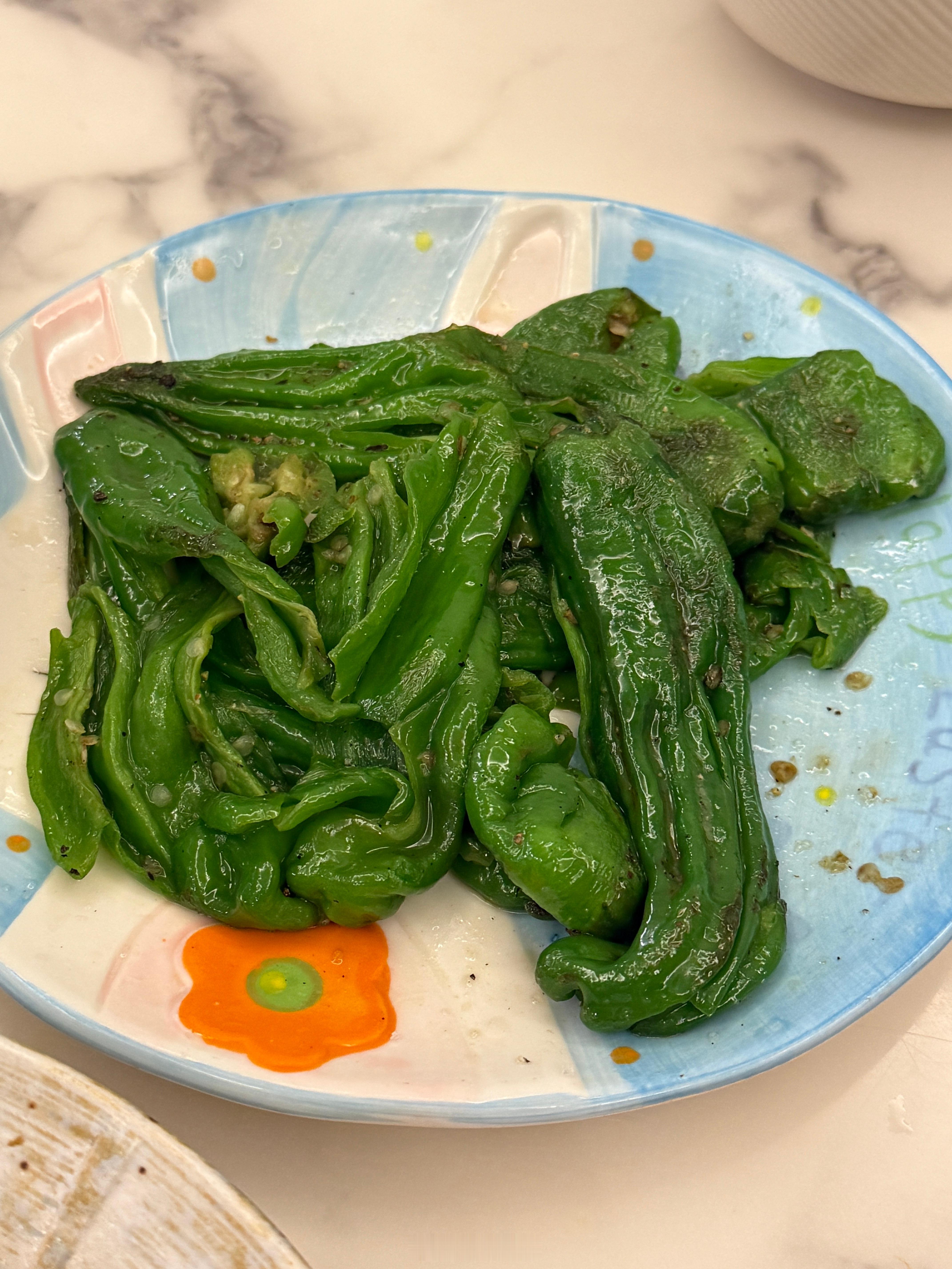 吃饭了晚上吃patron，难得吃到了一个辣的。做的太少，瞬间光盘。中午的卤味，晚