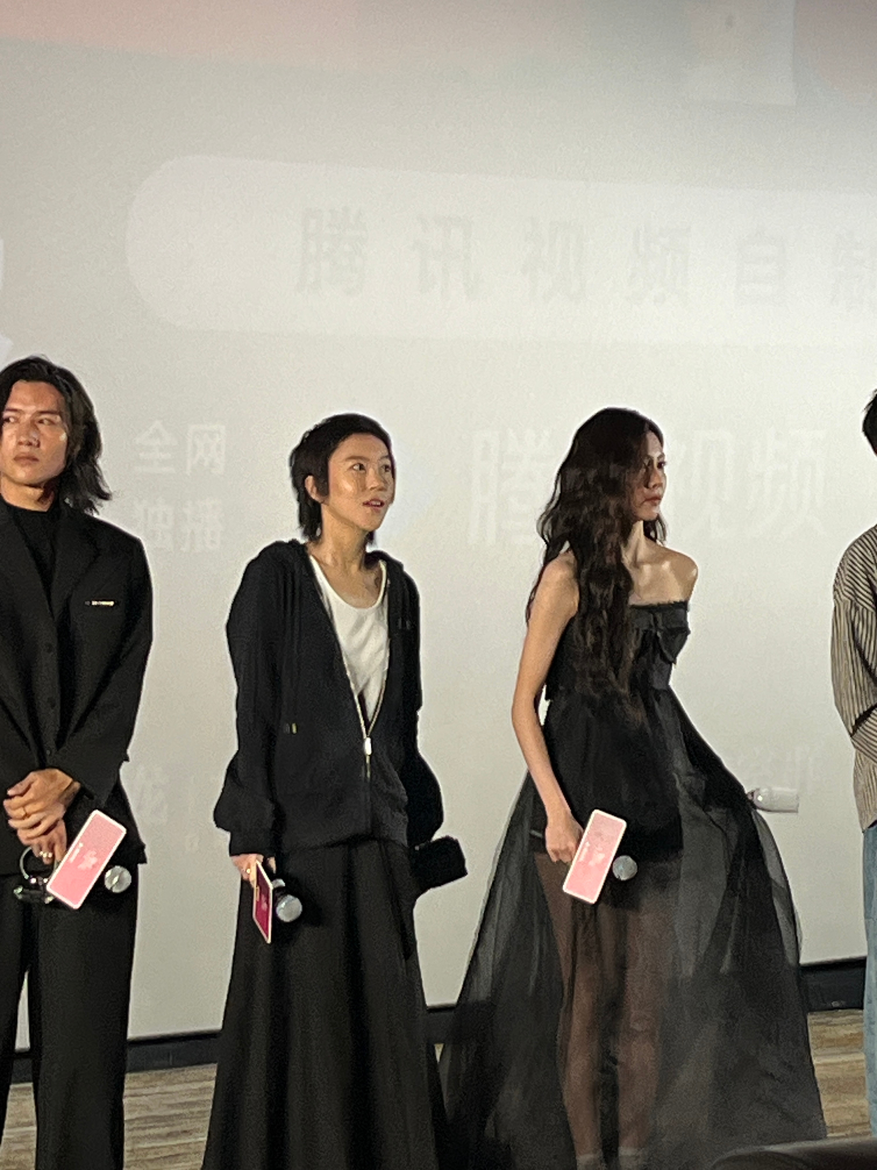 窦靖童回应长发窦靖童回应新剧长发 回应长发她的生存之道超前观影会 ​​​