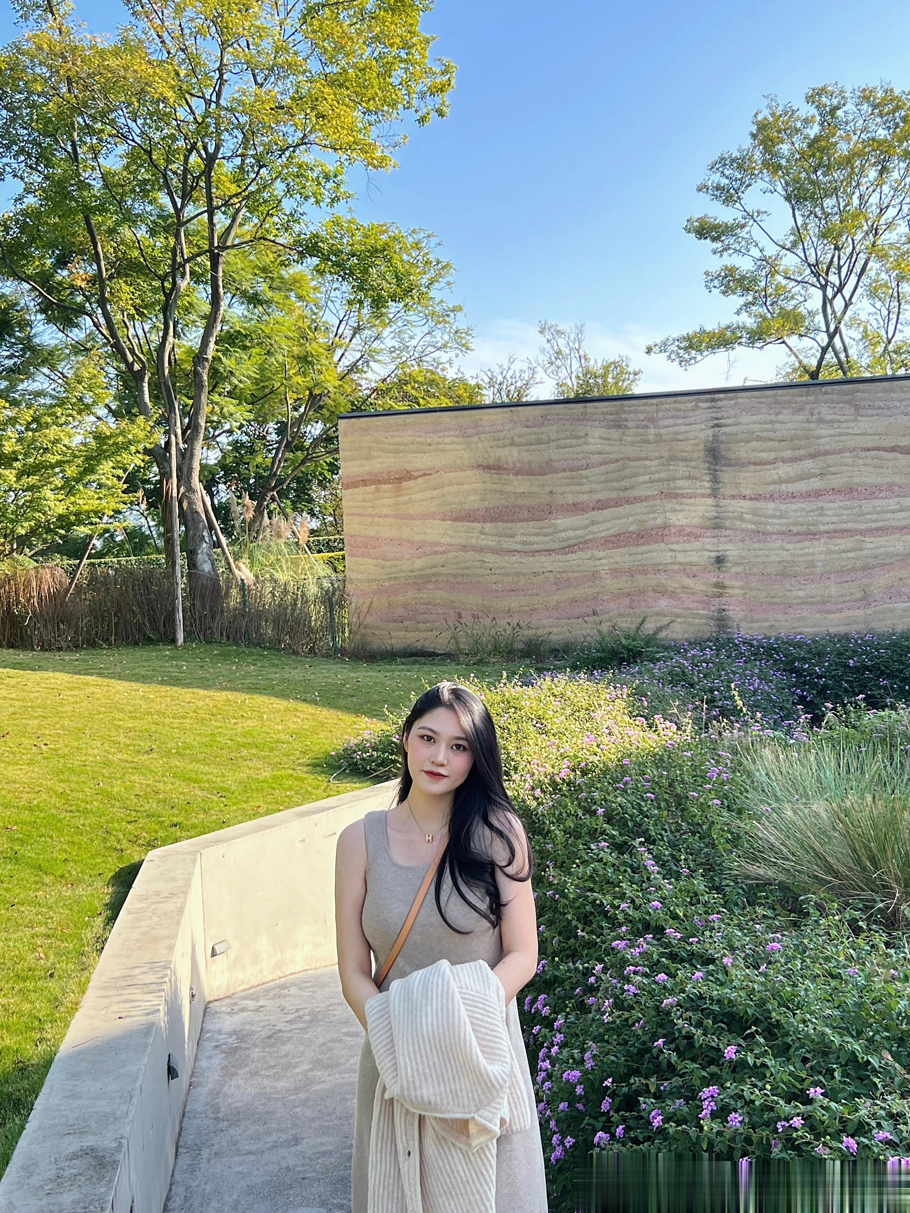 周末的天气真滴太好了    看来成都的太阳也不爱工作日    去逛了麓客岛还吃了