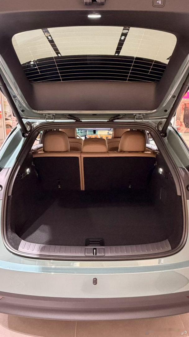 理想汽车理想i6新形态五座suv 全新 i6 磁力蓝，看起来挺不错的 展车系统已