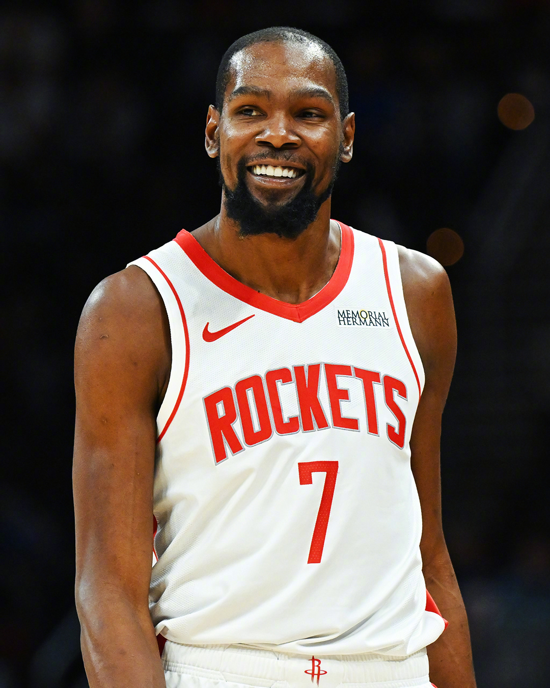 杜兰特上半场助攻4次，职业生涯总助攻数超过5000次，而且到达30000分+50