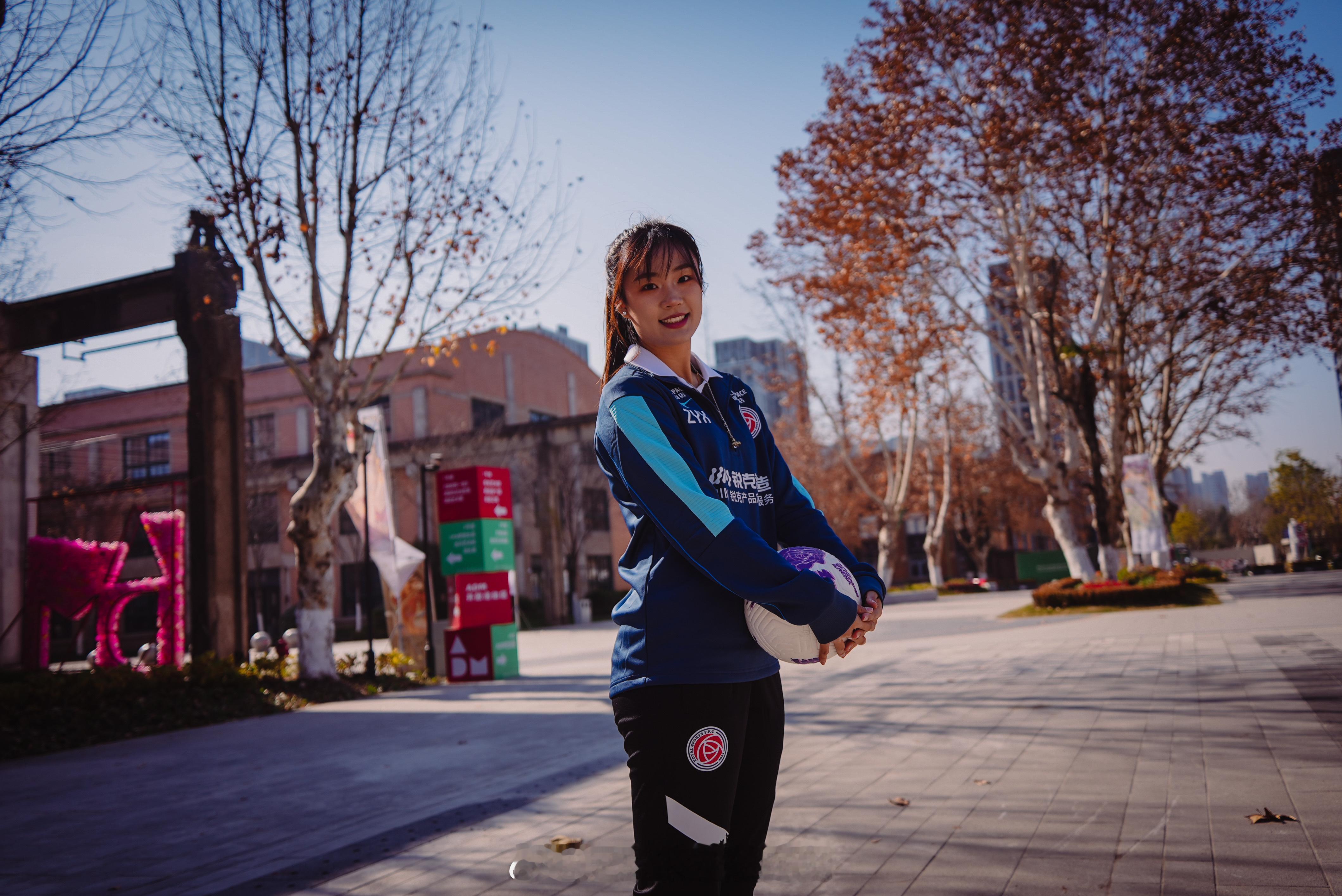 穿上好看的衣服去踢球。 贤聊球衣  女足[超话]  