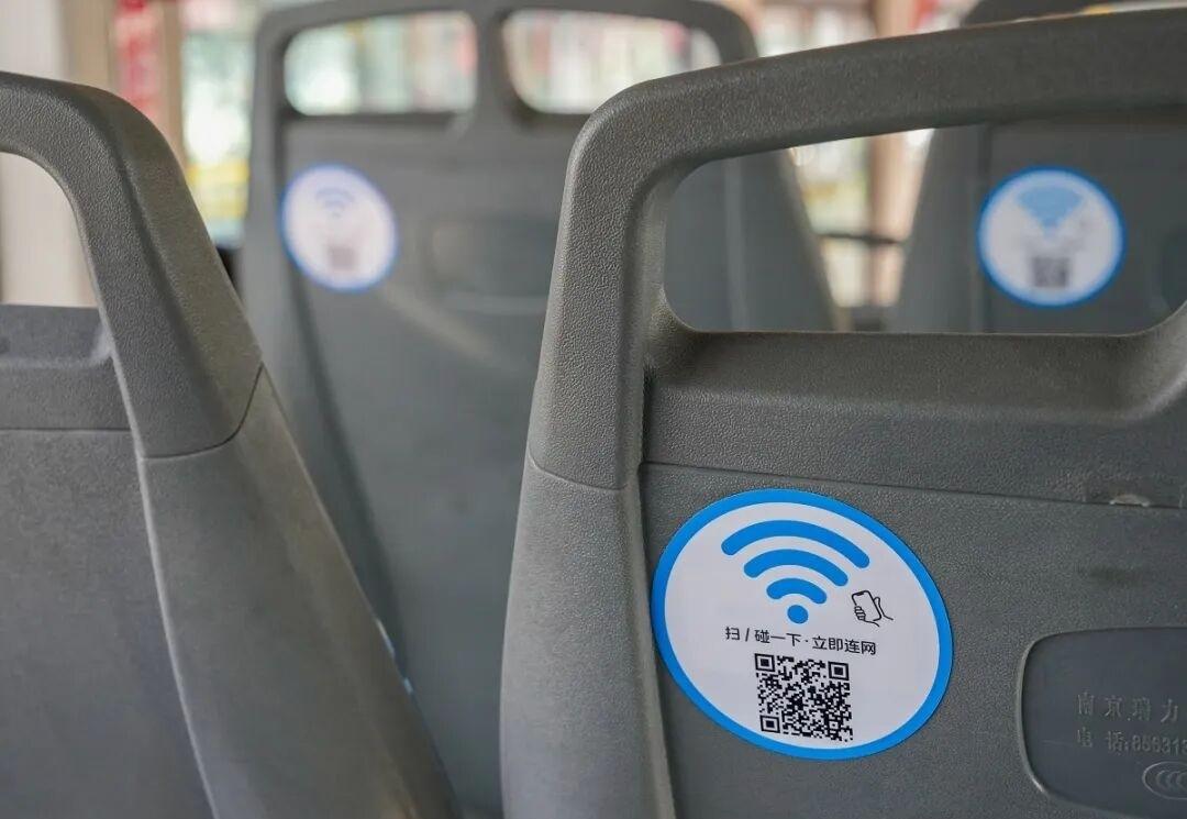 近日，青岛城运控股交运温馨巴士公司在637路公交线路上试点推出“免费WiFi”服