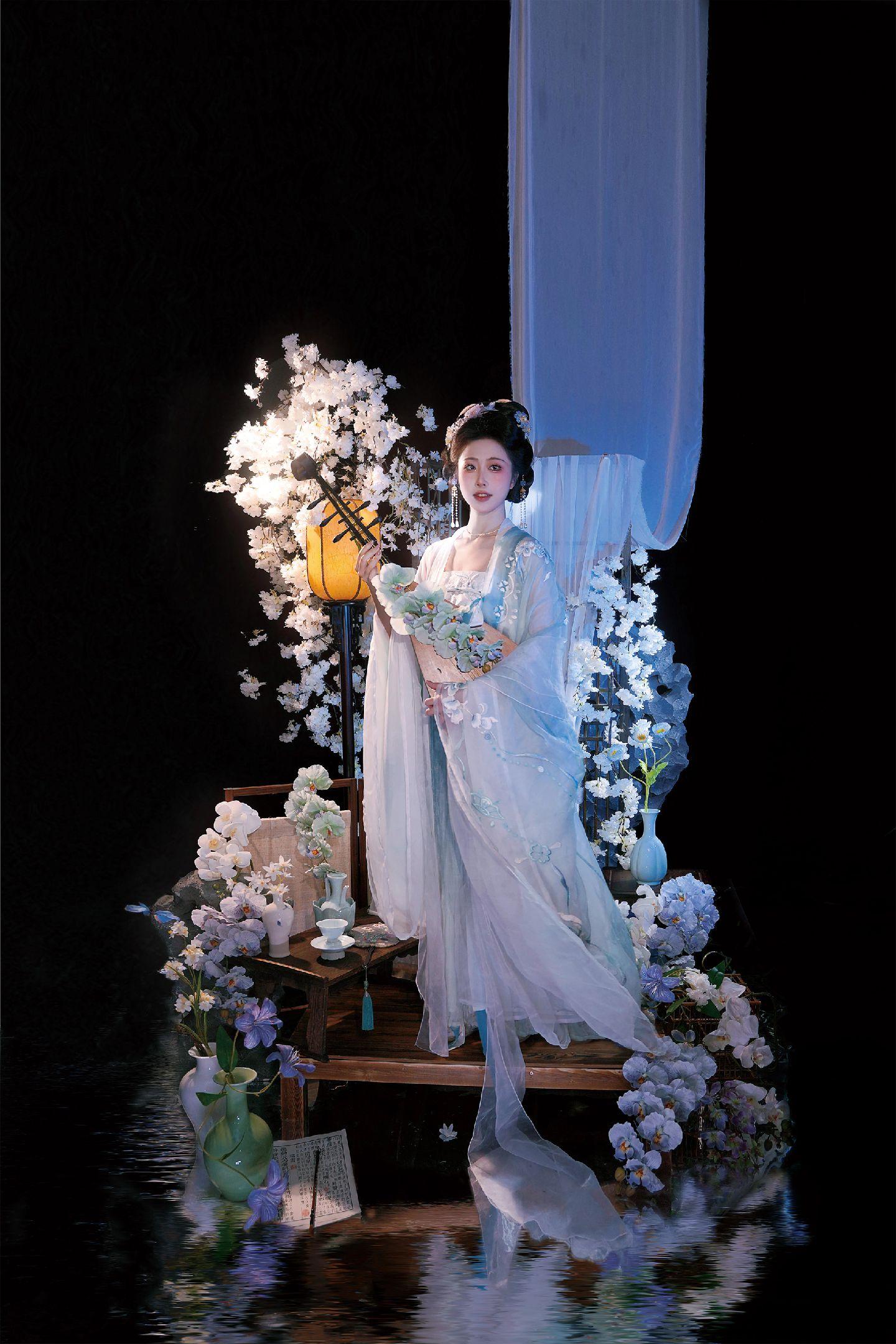 “三更月，中庭恰照梨花雪”