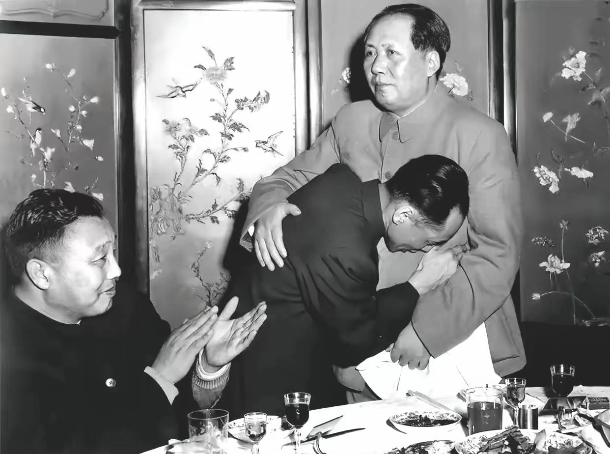 旧社会被视作牛马，怀仁堂见到毛主席，蒙古族代表当场抱头痛哭
 
一位饱经苦难的蒙
