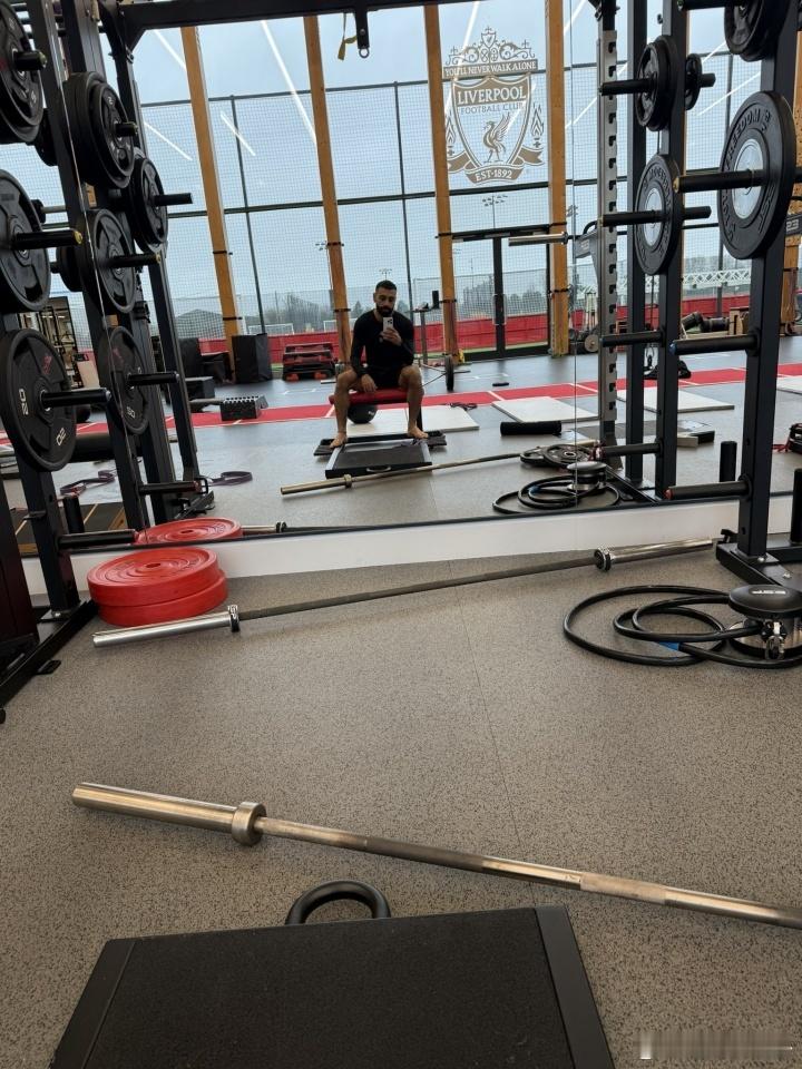 被排除出欧冠名单！萨拉赫更新社媒，晒出在利物浦健身房训练照，萨拉赫今日更新社媒，