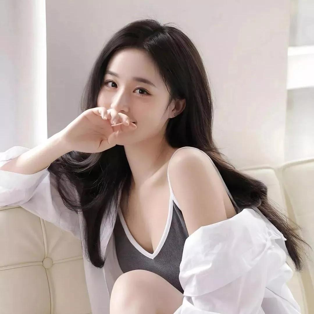 慵懒的午后，少女轻抚脸颊，温柔迷人少女感笑容 温柔美少女 少女的笑容 秋日少女照