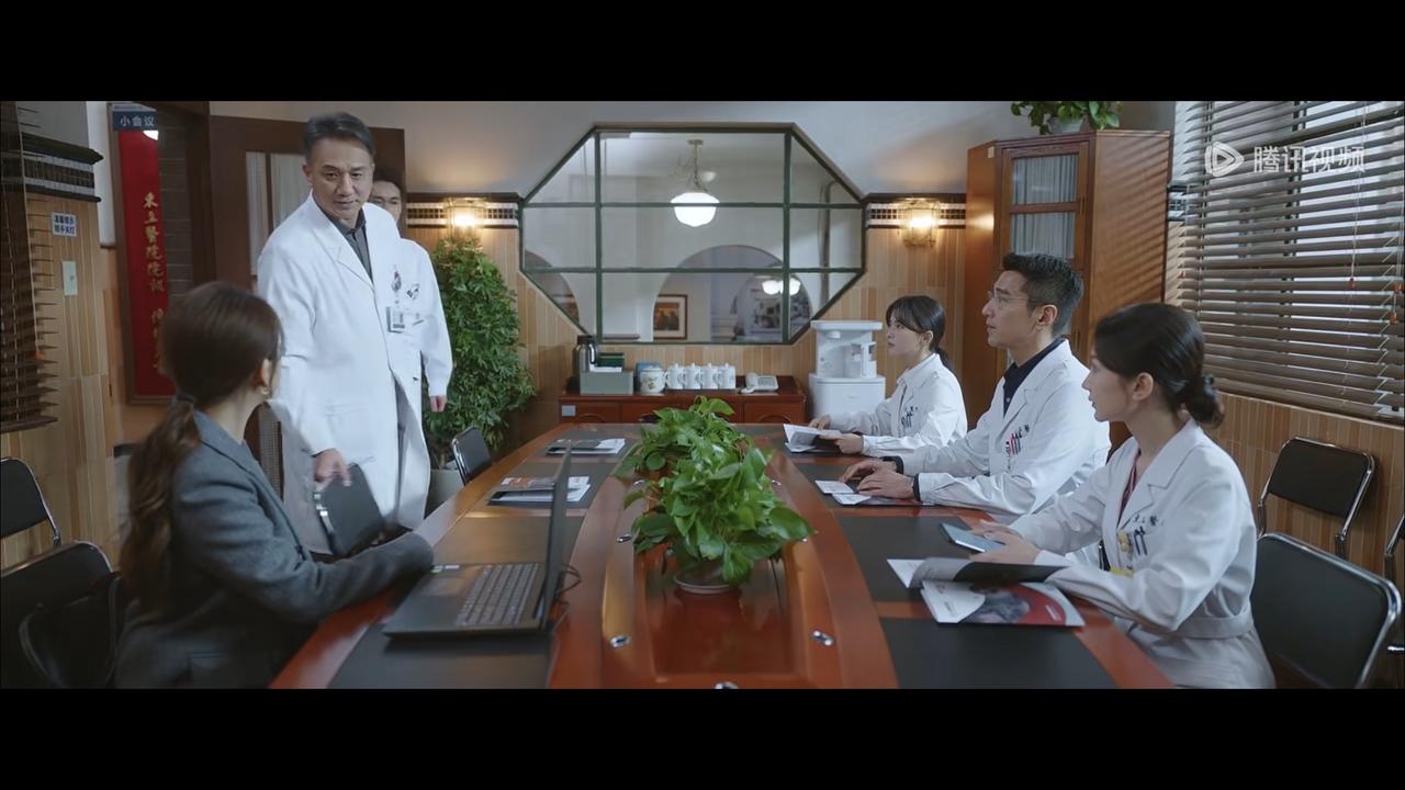 妲 不也说了吗？临出门的时候自己的领导 把国外的资料也给她，而且我总有一种感觉，