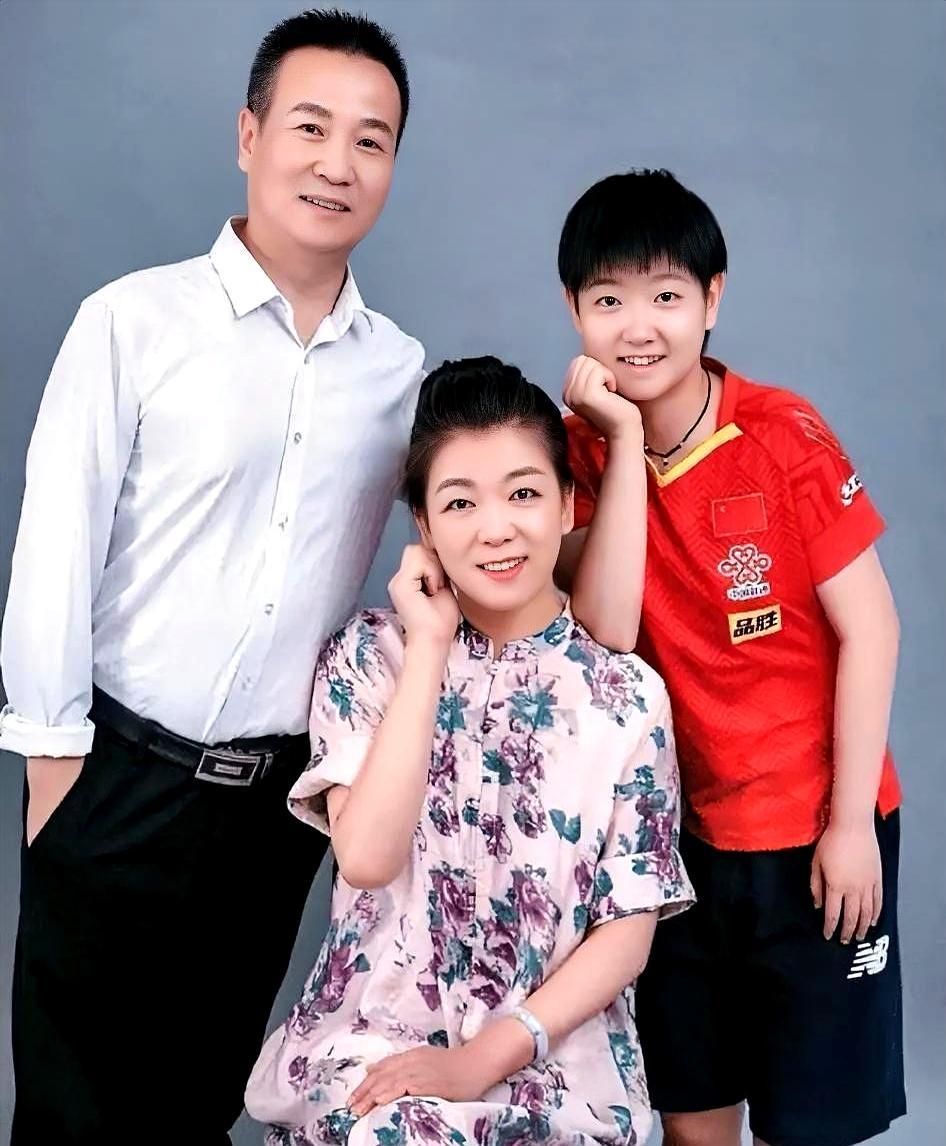 女儿刚拿下WTT新加坡大满贯三连冠，母亲却还在石家庄税务局按时打卡查账。
 
世