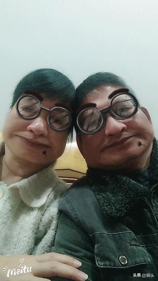 尽管皱纹早已爬上了眼角
眼泪已不再轻易溢出眼眶
尽管琐碎的日子里
爱情早已成了奢