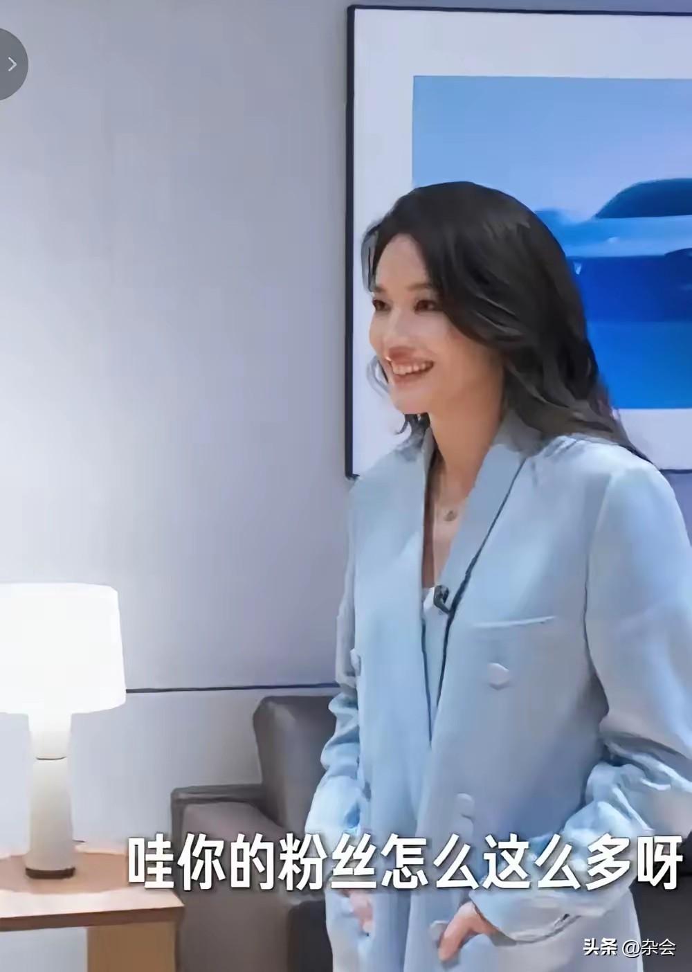 被舒淇和雷军的互动笑到了！
雷军夸广告拍得美，舒淇耿直回：“修的修的！”这四个字