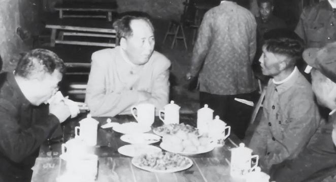 1956 年的北京城，忙碌了许久的毛主席，在送完印尼总统苏家米诺登机返航后，坐在