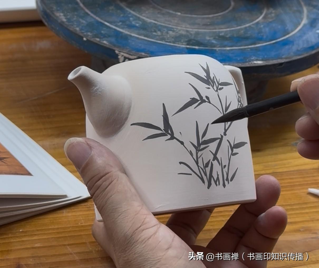 约上几个好友，来一场“真心话茶局”超棒！
我曾和朋友画了茶壶茶碗组茶局。大家围坐