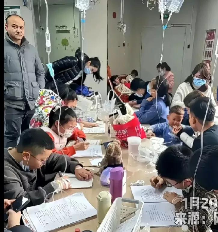 “看人家的孩子多认学，一边打针还一边学习。”朋友圈每每有家长发孩子躺在病床上还写