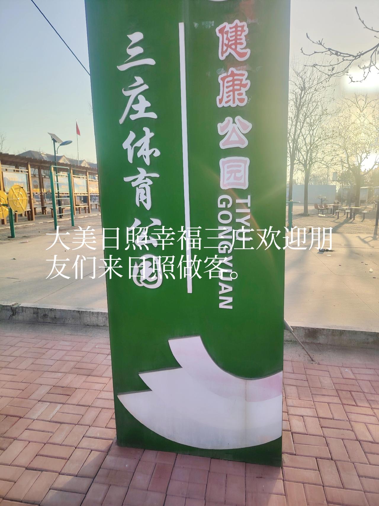 过年拜年，真是充满了回忆与温情。小时候，大年初一天没亮，我就穿上新衣，跟着长辈在