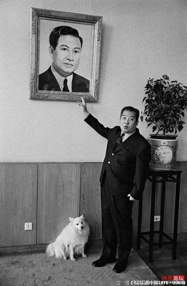 1980年，西哈努克在北京，脚下是金日成送的狗。