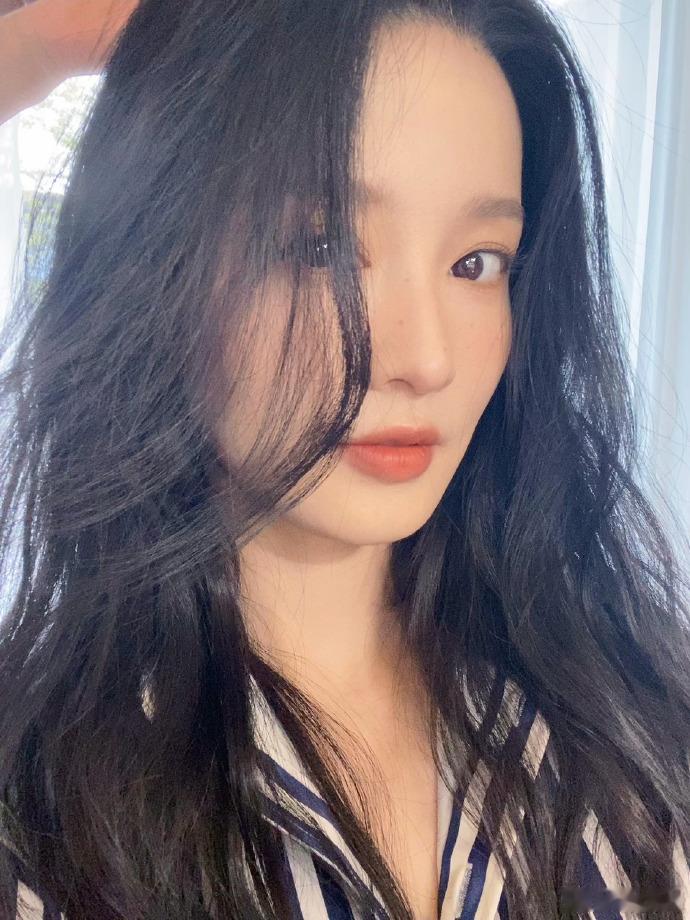 #李沁夏末雀斑妆# ​​​#李沁雀斑妆六连拍# ​​​雀斑妆下的李沁在夏末的舞台