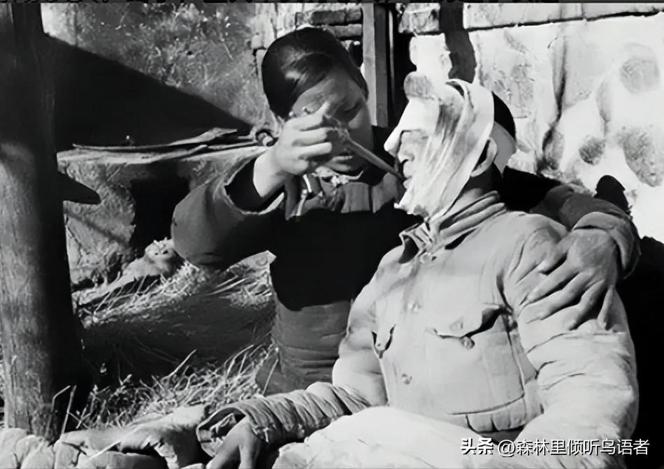1940年，新四军政委蔡永受伤，危急关头，一年轻少女假扮他的妻子，把他藏在床上，