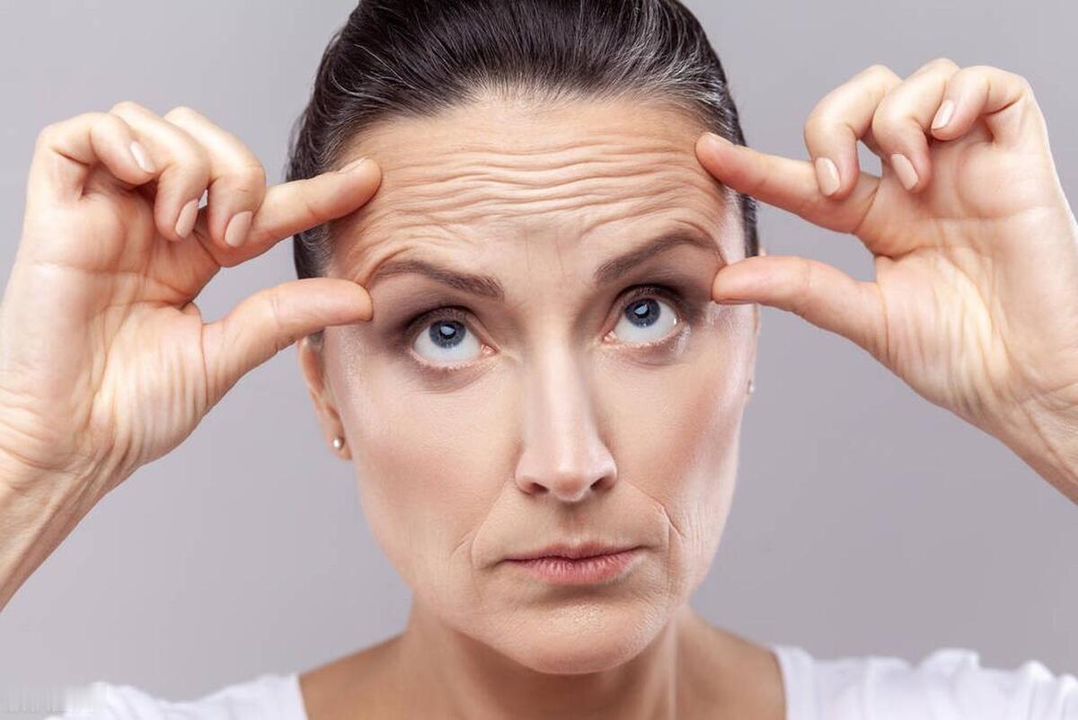 女性开始衰老时，身体会有这4个“特征”，若一个不占，恭喜你啦

1、皮肤松弛


