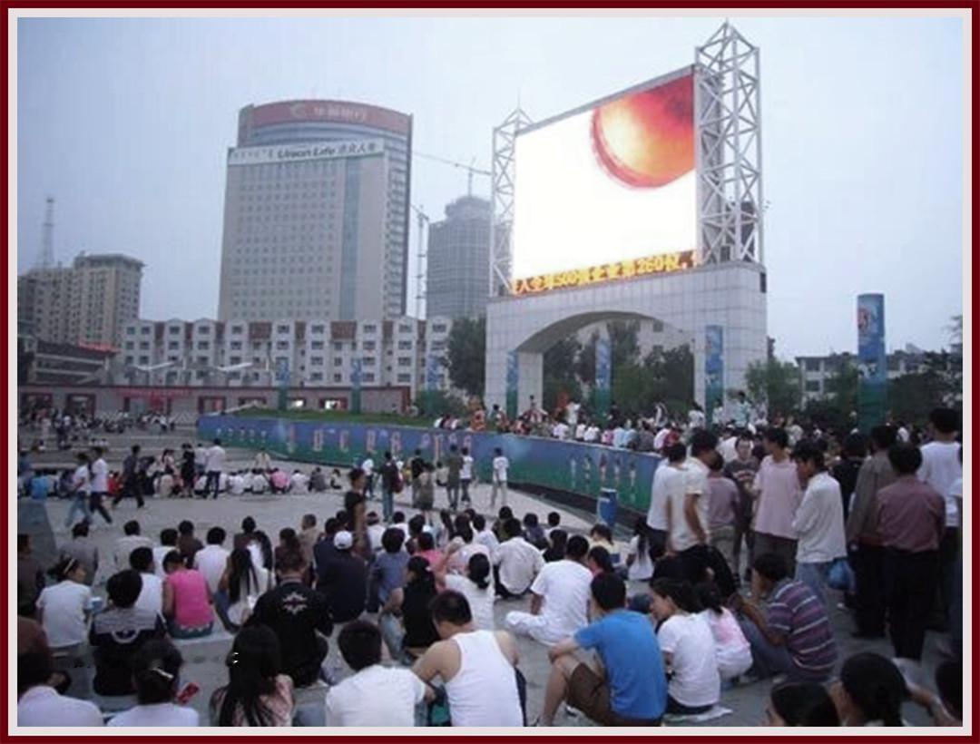 呼和浩特记忆中的场景旧照片
老呼市印象 一晃又快三十年了，新华广场的这个大屏幕，