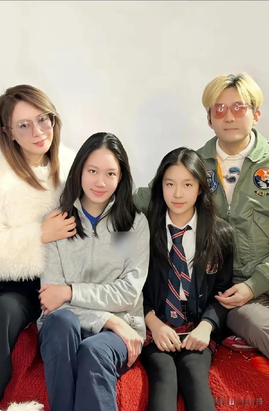 还记得《还珠格格》里的“塞雅公主”和《粉红女郎》里的“余露”吗？
演员张恒晒全家