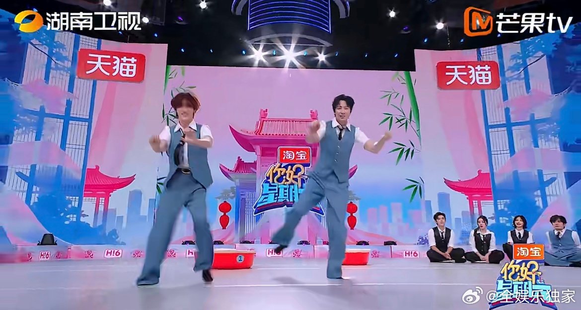 丁程鑫摩托摇跳得好有劲 丁程鑫的摩托摇有劲又不僵硬，力量和美感平衡得刚刚好，看一