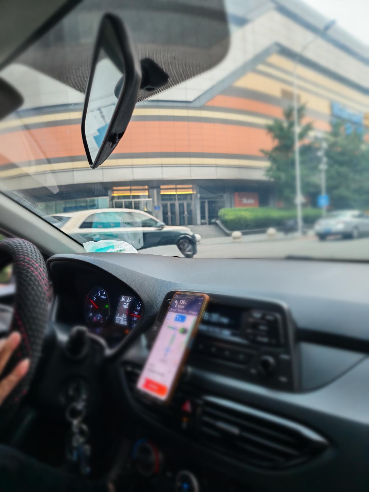 先有AI，再有汽车。是不是让人突然想起“软件定义汽车”这句十年前百度率先在国内提