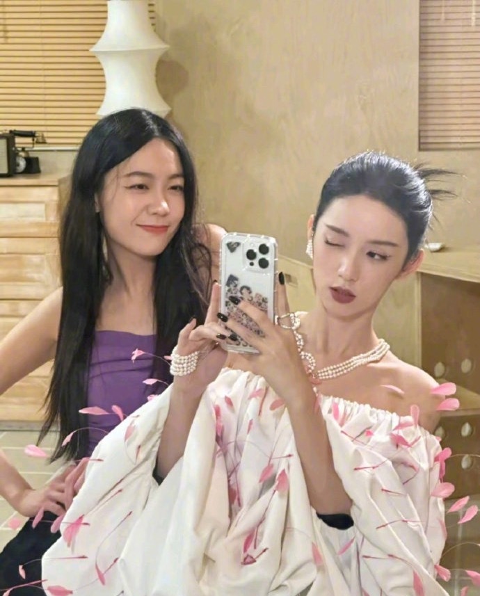 #晚安咪语##周也和姐姐 大明星和设计师#才华横溢的姐妹俩诠释着童话般的家庭温情