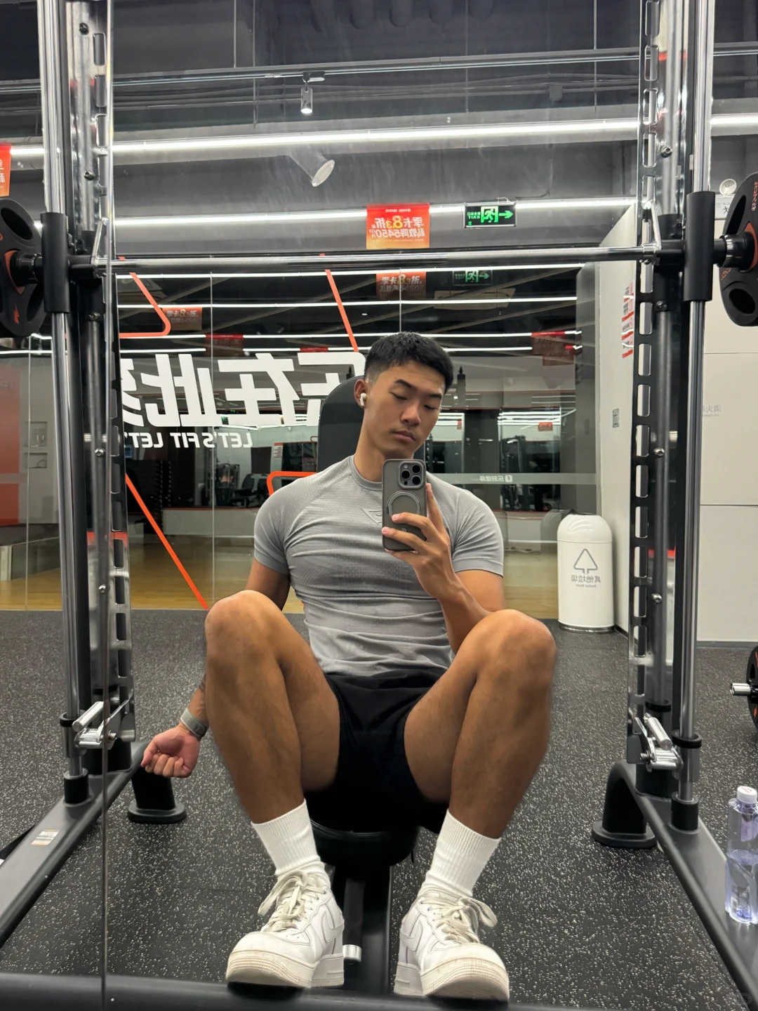 黑皮白袜