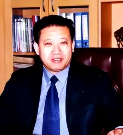 黑龙江大庆，葵花药业老板关彦斌趁老婆张晓兰出差，把女秘书领进家，在床上滚到一起。