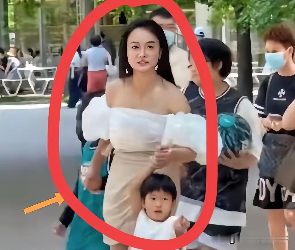 学校是教书育人的地方，穿衣确实得注意场合，这种精致打扮更适合去夜店，在校园里会让