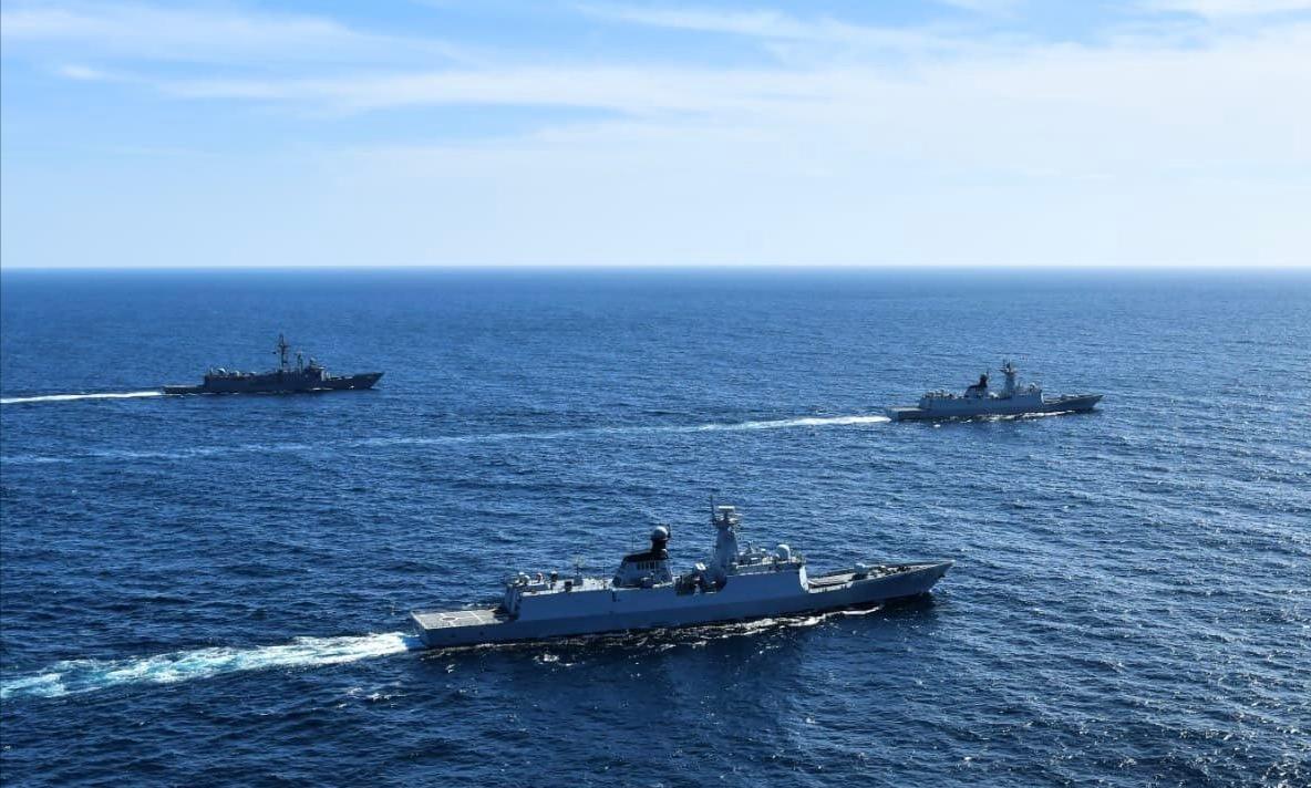 同门兄弟携手前行。中、巴海军“海洋卫士Ⅳ”联合演习期间 054A“大庆舰”与05