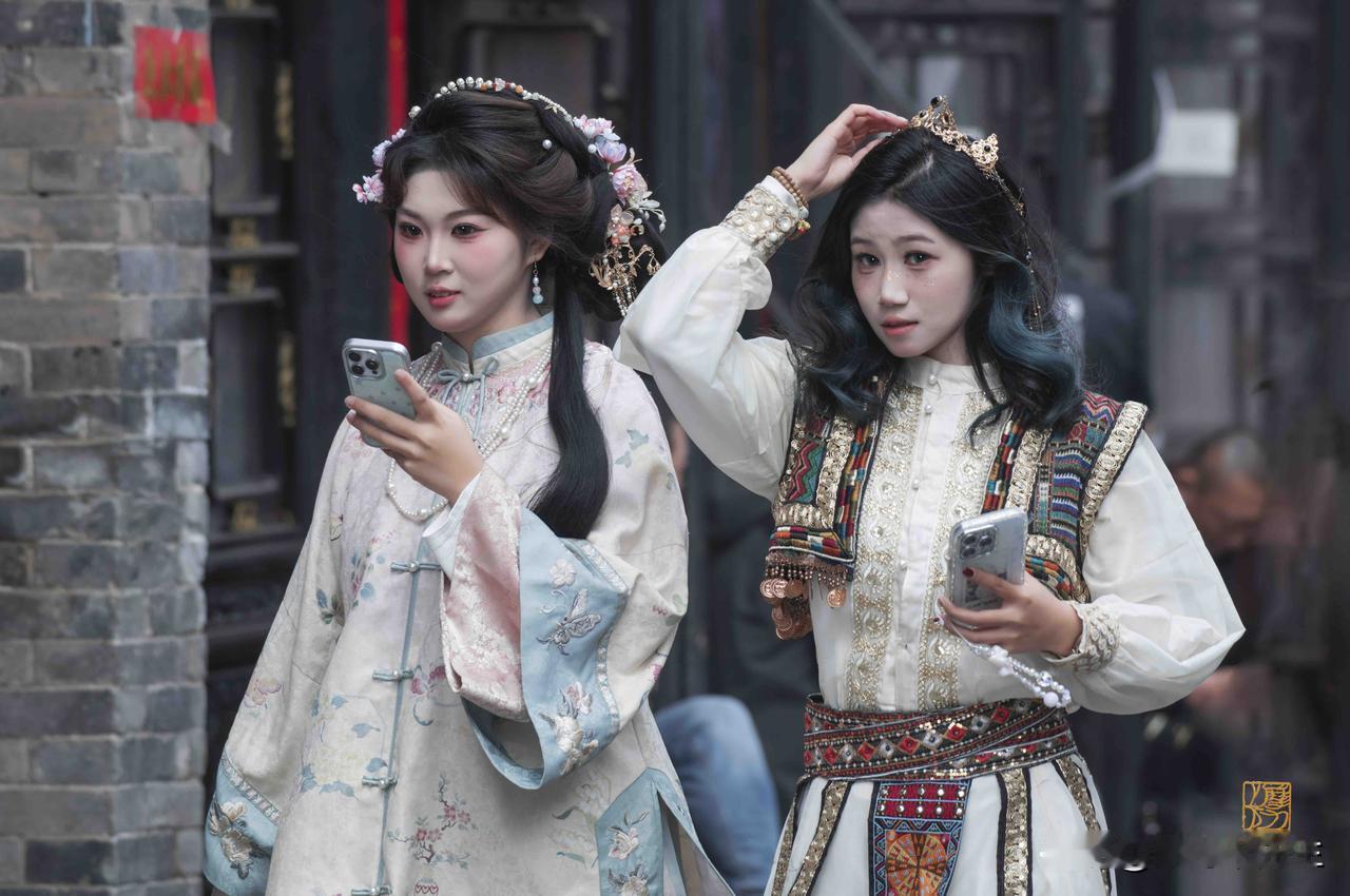 镜头定格的不仅是华服与容颜，更是时光里不期而遇的美好，在古巷的烟火气里，酿成最动