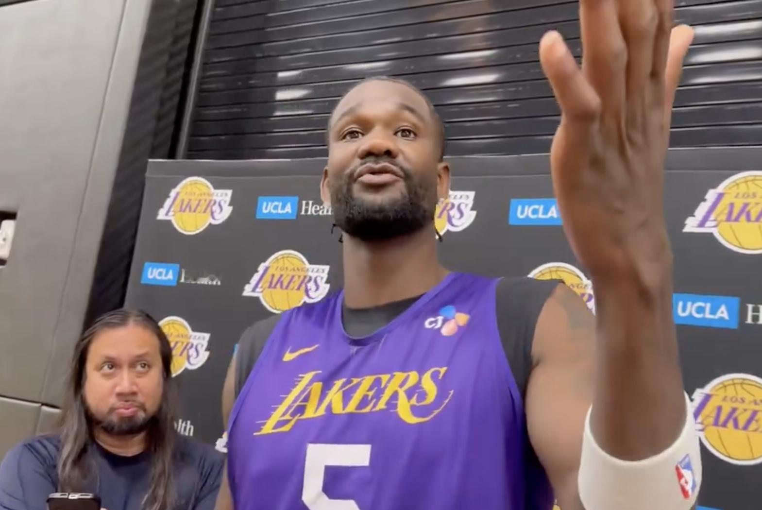 艾顿今天在训练中接受了记者采访，谈到了防守换防能力。艾顿表示：“我要向全世界证明