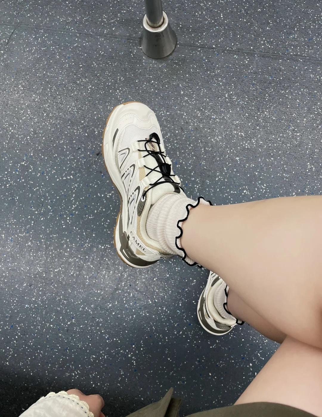 连续下雨
天气跟三明治一样
一会暴晒一会暴雨
中间夹着坏心情
没法穿小皮鞋
	