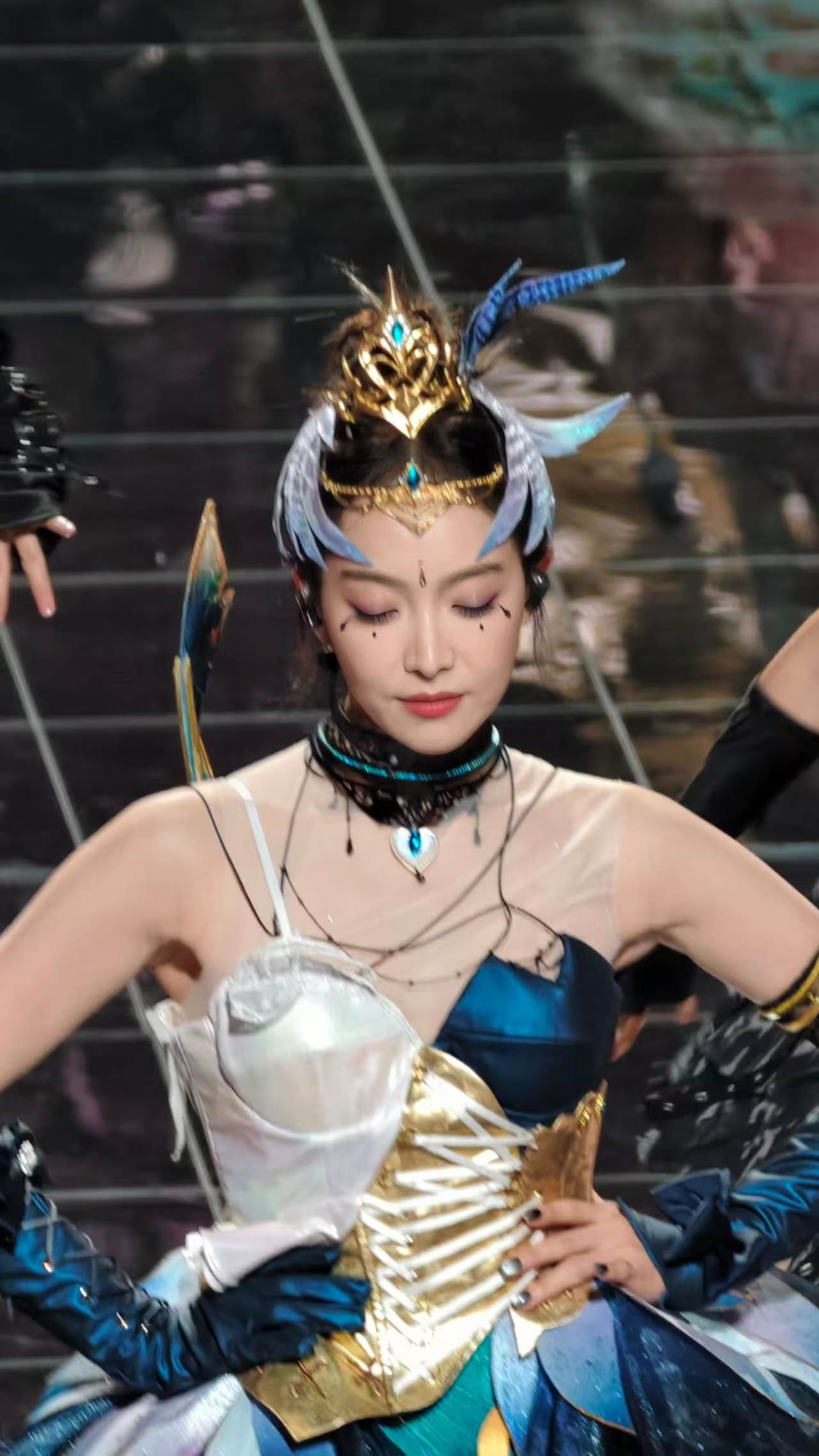 宋茜COS黯羽织刑唱跳舞台 宋茜的神图库存又双叒扩容了！羽翼舒展的远景大气冷艳，