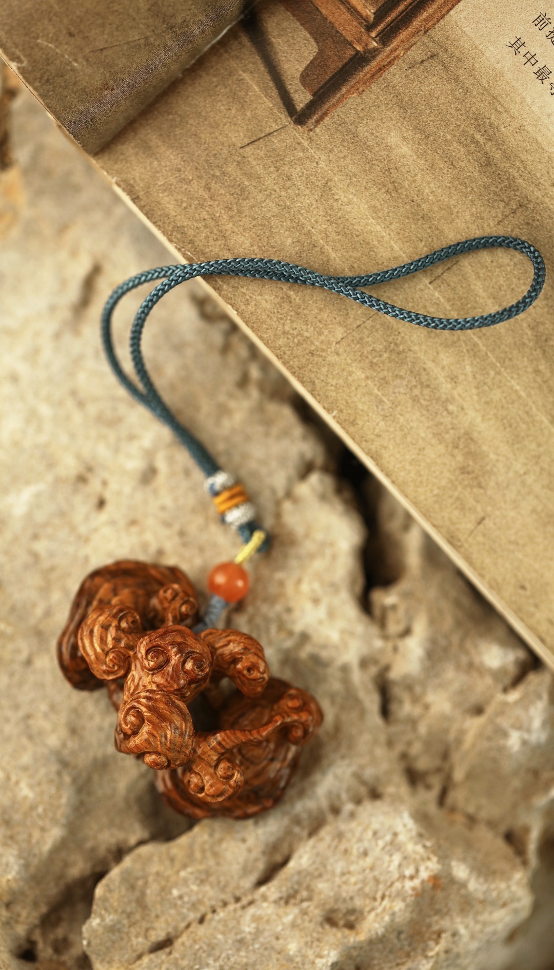 海黄 | 灵芝 把件 海黄老料镂雕，灵芝数朵，象征吉庆祥和、祥瑞福祉，配以宫廷风