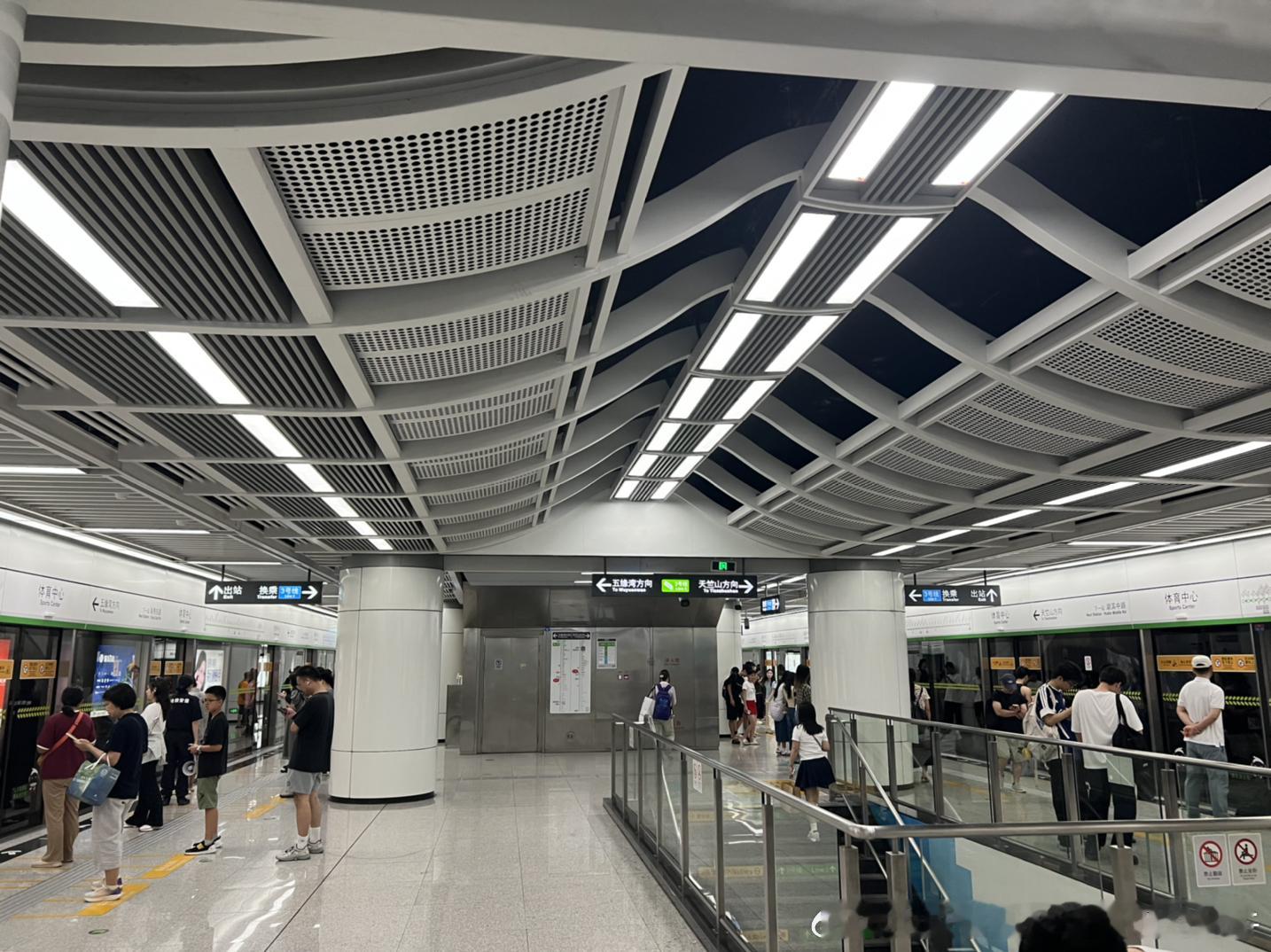 厦门地铁网友投稿，2026-7-12（周日，晴）。15:23，厦门地铁1号线出岛