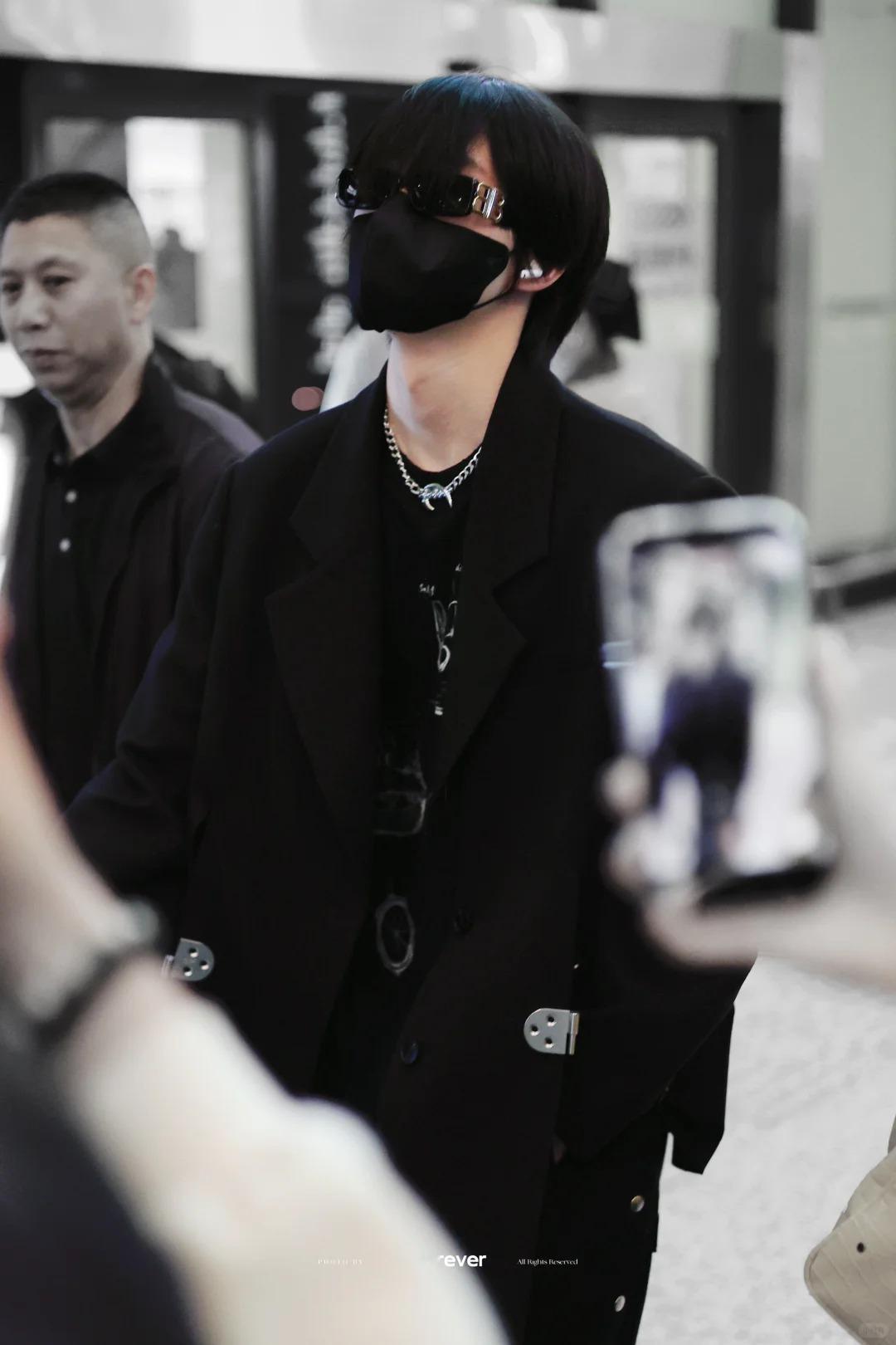 黄朔最讨厌看不起人的人 曾志伟问他有没有被人看不起，黄朔连忙否认。不是诉苦，是真