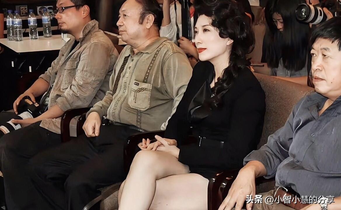 美女级别的女明星就是不一样，坐在人群里白的发光，巴掌脸，皮肤还超级好，和旁边的男